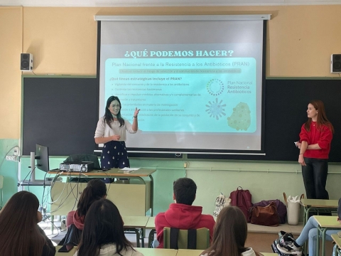 Estudiantes del Campus de Huesca explican en el IES Ramón y Cajal el proyecto MicroMundo 