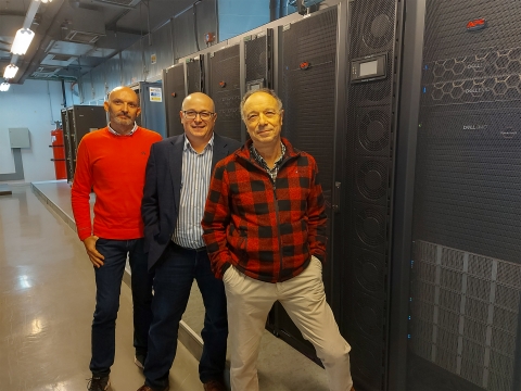 David Íñiguez, Yamir Moreno, y Alfonso Tarancón, junto al Supercomputador