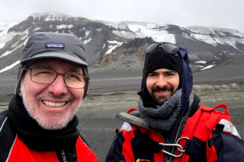 Imagen de los investigadores en la Antártida con montaña de fondo