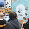 Gente atendiendo a un curso de mecánica para la bici en la calle