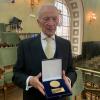 Luis Oro, recibiendo la medalla. 