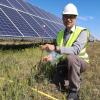 El estudio busca integrar la biodiversidad en los nuevos complejos energéticos. En la foto Jaume Tormo, investigador de esta iniciativa internacional