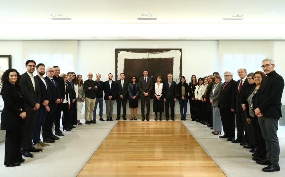 Alejandra Cortés, 4ª mujer por la izquierda 