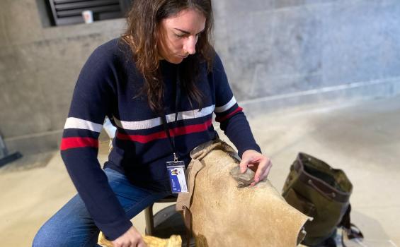 Arqueóloga de Unizar en un taller de talla prehistórica