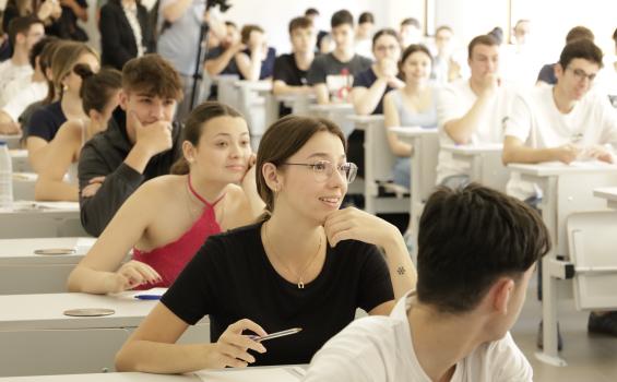 Estudiantes antes de realizar la prueba de acceso a la universidad