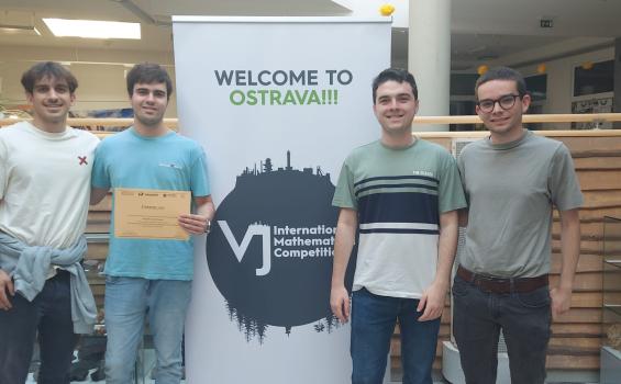 Foto de equipo en la Universidad de Ostrava. De izq. a der.: Ignacio Molins, Alejandro Castillo, Rafael Salazar y Pablo Serrano