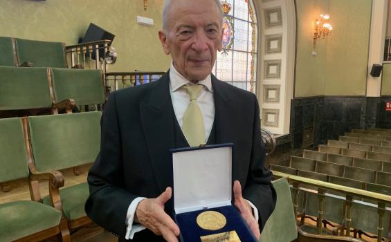 Luis Oro, recibiendo la medalla. 
