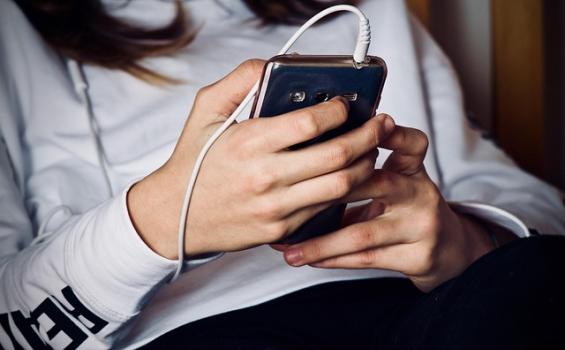 Joven con teléfono móvil 