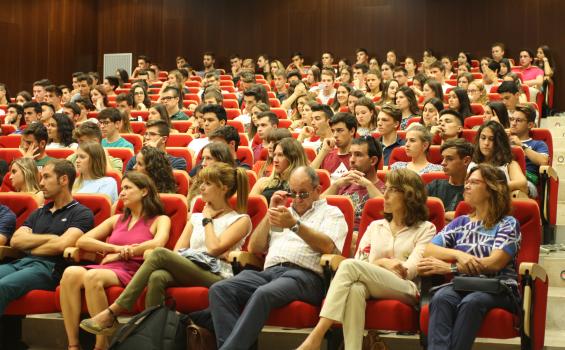 Estudiantes en un acto de la Facultad de CIencias de la Salud y del Deporte del Campus de Huesca