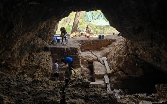 Interior de la cueva AGP5