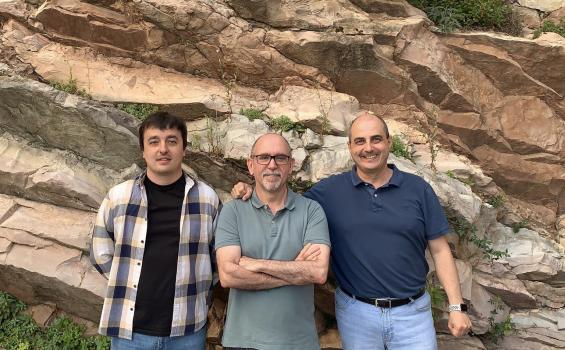Vicente Gilabert (UPV/EHU), José Antonio Arz e Ignacio Arenillas (UNIZAR-IUCA) en el Geoparque mundial UNESCO de la Costa Vasca.