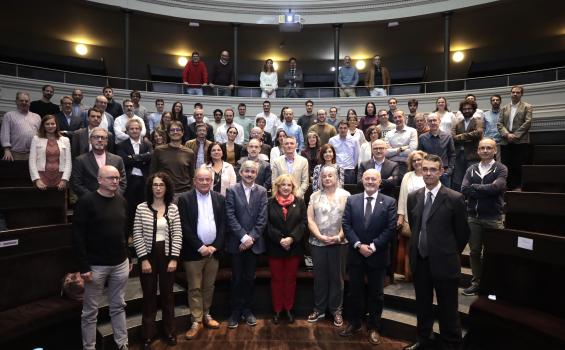 Foto de familia del nuevo IUI CAPA con la rectora 