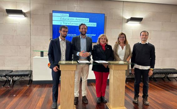 Rosa Bolea e Isaac Claver, junto a la vicerrectora del Campus de Huesca, marta Liesa, y a los directores de la Cátedra, Javier Martínez y Pedro Lucha