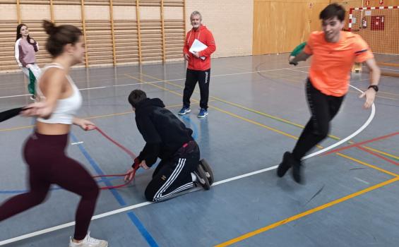 Cardona, con estudiantes de CC. del Deporte del Campus de Huesca, trabajando algunos de los ejercicios que propone en los libros