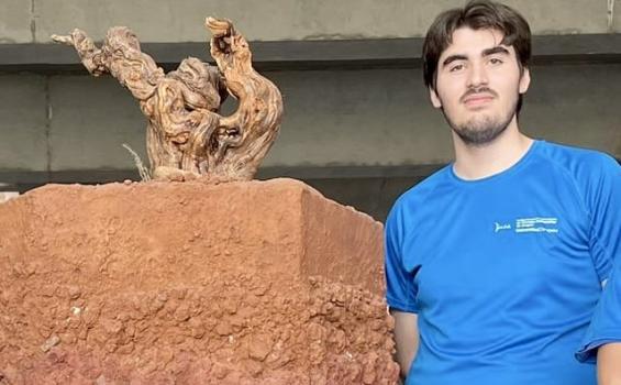 Victor Casero, en el Campus de Huesca, ante un corte de suelo de viñedos del Somontano