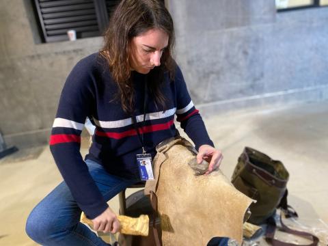 Arqueóloga de Unizar en un taller de talla prehistórica