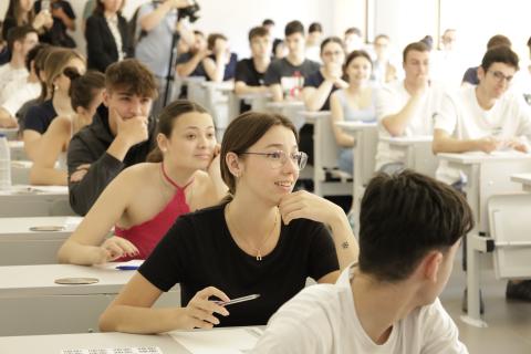 Estudiantes antes de realizar la prueba de acceso a la universidad