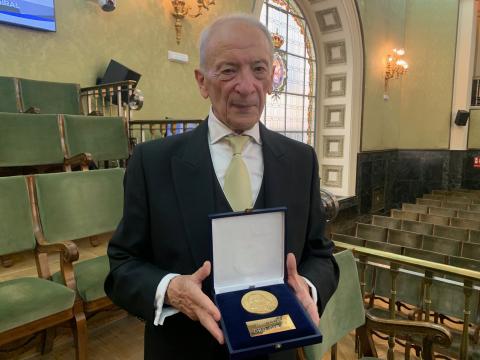 Luis Oro, recibiendo la medalla.