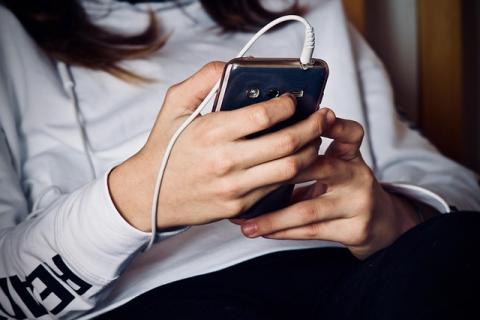 Joven con teléfono móvil 