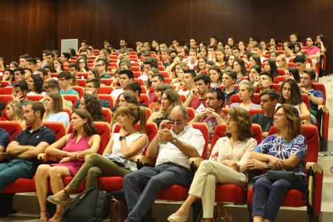 Estudiantes en un acto de la Facultad de CIencias de la Salud y del Deporte del Campus de Huesca