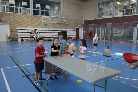 Niños durante la yincana