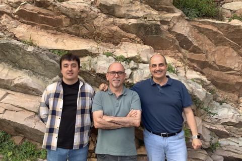 Vicente Gilabert (UPV/EHU), José Antonio Arz e Ignacio Arenillas (UNIZAR-IUCA) en el Geoparque mundial UNESCO de la Costa Vasca.