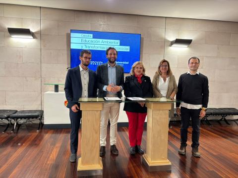 Rosa Bolea e Isaac Claver, junto a la vicerrectora del Campus de Huesca, marta Liesa, y a los directores de la Cátedra, Javier Martínez y Pedro Lucha