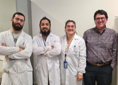 Ramón Hurtado-Guerrero, junto a los participantes en el estudio
