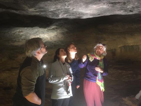 Pilar Utrilla en la cueva de la Fuente del Trucho