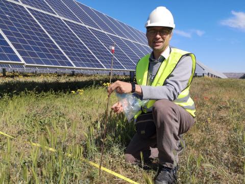 El estudio busca integrar la biodiversidad en los nuevos complejos energéticos. En la foto Jaume Tormo, investigador de esta iniciativa internacional