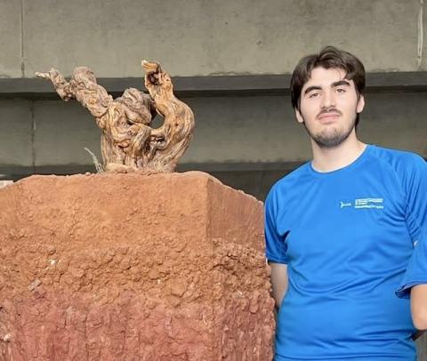Victor Casero, en el Campus de Huesca, ante un corte de suelo de viñedos del Somontano