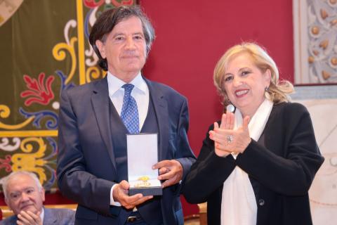 López Otín recibe la Medalla de Oro Cajal y aplaude la rectora Rosa Bolea